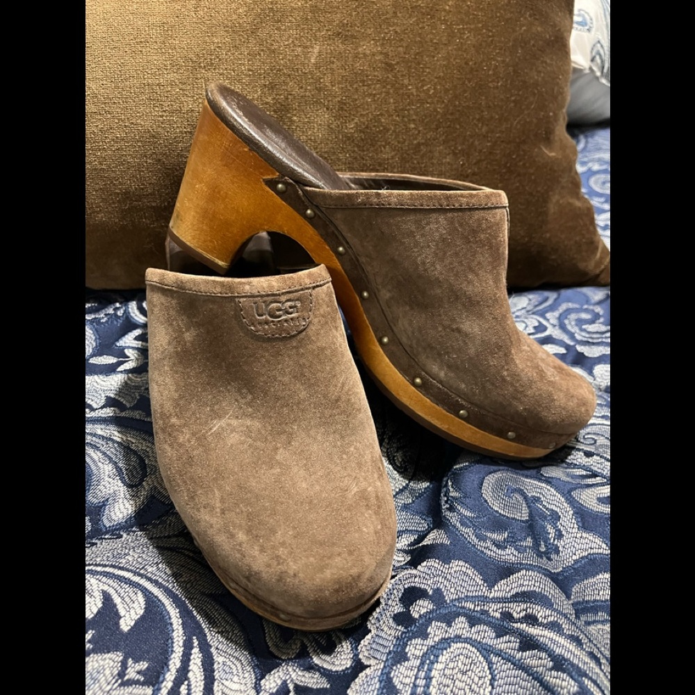 Beautiful UGG Suede Leather clogs